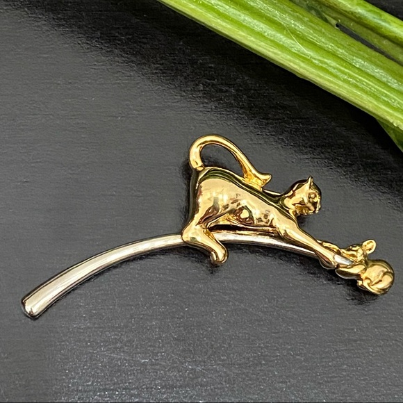 Vintage Unsigned Gold-tone Cat Catching Mouse Slider Brooch - Picture 8 of 15